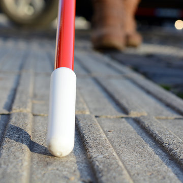 Blinde Frau mit Blindenstock