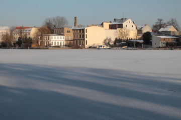 Blick &uuml;ber den gefrorenen Frauentog zum K&ouml;penicker Kietz