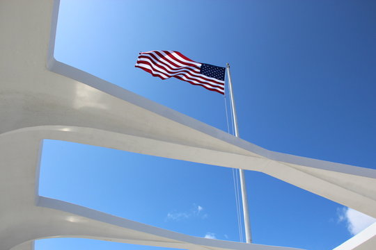 Amerikanische Flagge am Denkmal der USS Arizona (Pearl Harbor)