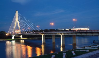 Obraz premium Most Świętokrzyski w Warszawie nocą.