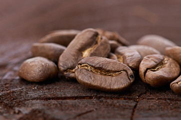 Obraz premium Coffee beans on wood background