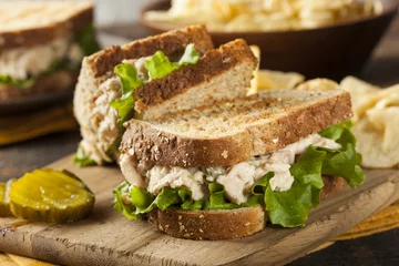 Türaufkleber Gesundes Thunfisch-Sandwich mit Salat © Brent Hofacker