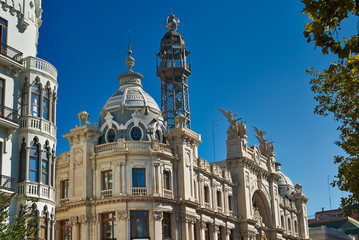 Fototapeta na wymiar budynki z frontami koronki miasta Walencja Hiszpania