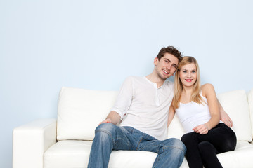 Obraz premium Young beautiful couple on a sofa at home