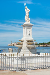 Obraz premium Statue of Neptune and the castle of El Morro in Havana