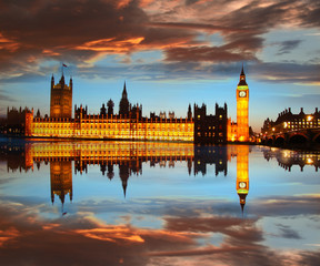 Fototapeta na wymiar Big Ben w godzinach wieczornych, Londyn, Anglia