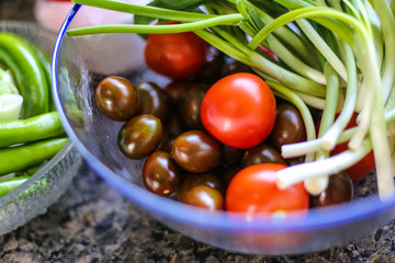 knackiges Gemüse für den Salat in der Schale