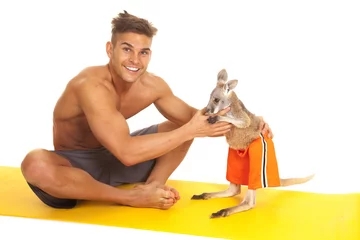Papier Peint photo Kangourou homme sans chemise assis avec kangourou en short orange