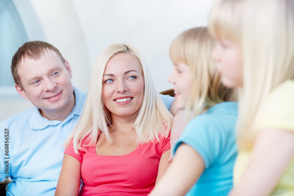 Wall mural Looking at daughters