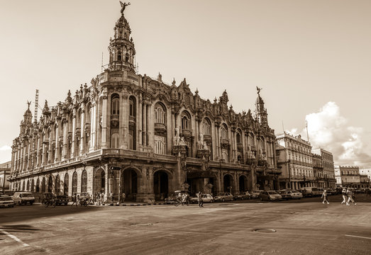 Karibik Kuba Sehenswürdigkeit großes Theater in Havanna-sepia
