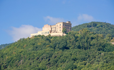 Obraz premium das Hambacher Schloss an der Deutschen Weinstrasse