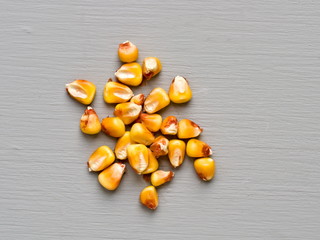 maiskörner auf grauer holzplatte