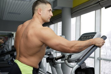 Fototapeta na wymiar Bodybuilder training on the treadmill