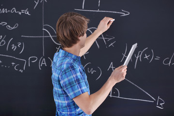 Fototapeta Matematyka, fizyka, chemia- uczeń przy tablicy obraz