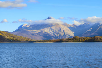 Fototapeta na wymiar góra i widok na jezioro