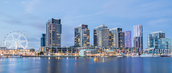 Obraz premium Panoramiczny obraz nabrzeża Docklands w Melbourne, Austra