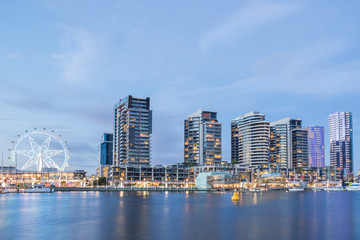 Fototapeta na wymiar Noc Tim obraz nabrzeża Docklands w Melbourne, Austra