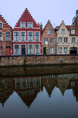 Fototapeta na wymiar Domy wzdłuż kanałów w Brugii, Belgia