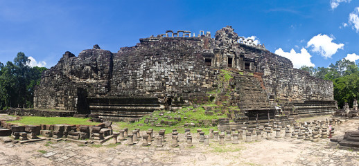 Fototapeta premium Reclinig Buddha at ancient Angkor temple Baphuon, Cambodia.