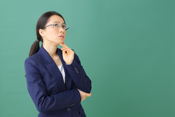 悩む教師・女性