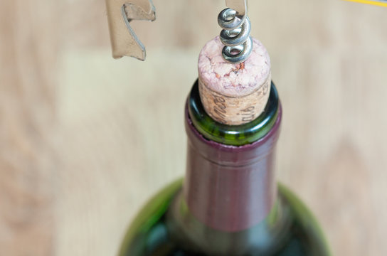 Sur le point de d&eacute;boucher la bouteille
