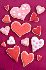 Bunte Herzen auf rotem Hintergrund