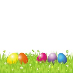 Wiese mit bunten Ostereiern