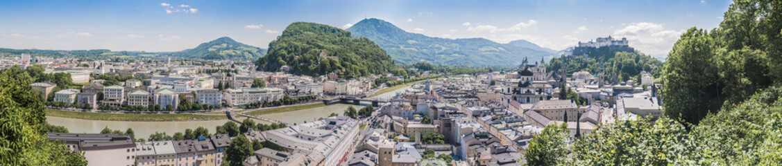 Fototapeta premium Panoramę Salzburga widzianą z punktu widzenia Monchsberg, Austria