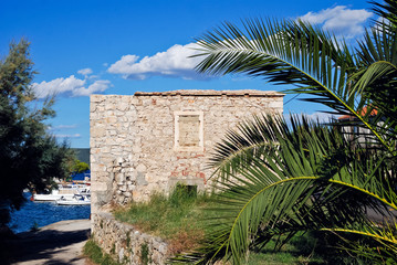 Fototapeta na wymiar Ruiny starego młyna w porcie w Chorwacji