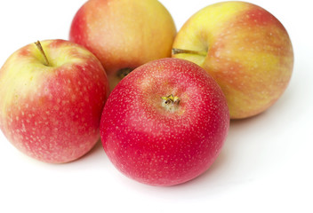 Fototapeta na wymiar Czerwone jabłka i aromatyczne