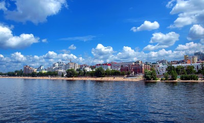 Fototapeta na wymiar Widok na miasto Samara z wielkiej rosyjskiej rzeki Wołga