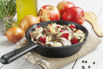 Chicken liver stewed with apples and onion