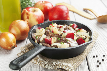 Chicken liver stewed with apples and onion