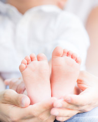 Obraz na płótnie Canvas Baby feet in mothers hands