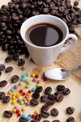 Tazzina di caffè e perle di zucchero