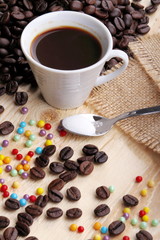 Tazzina di caffè e perle di zucchero