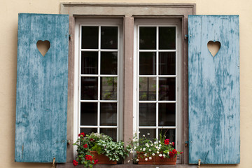 Fototapeta na wymiar Okno domu w Colmar, Alzacja, Francja