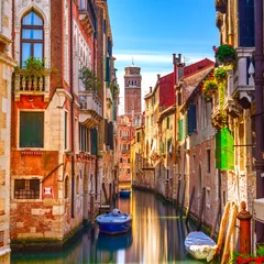 Abwaschbare Fototapete Venedig Venedig-Stadtbild, Wasserkanal, Campanile-Kirche und traditionelles