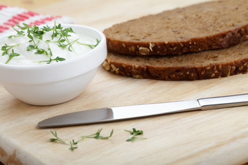 Körner- Malzbrot mit Quark und Gartenkresse