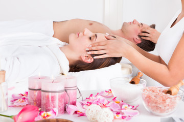Obraz na płótnie Canvas Young Couple Enjoying Massage