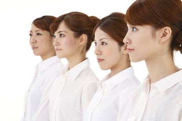 四人の若い女性