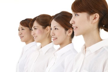 四人の若い女性