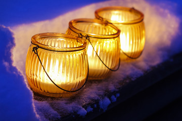 Fototapeta premium Beautiful lanterns on snow