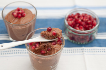 Mousse au chocolate mit Beeren