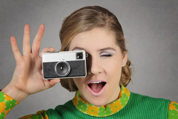 jeune femme avec appareil photo vintage
