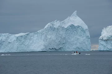 Crédence de cuisine en verre imprimé Cercle polaire Fisherman's boat and icebergs in Greenland