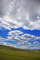 Fototapeta na wymiar Chmury nad wzgórzu