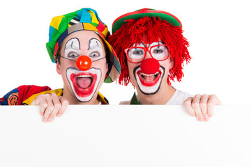 clowns mit hinweisschild