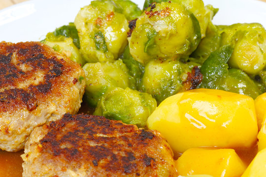 Bouletten, Rosenkohl und Kartoffeln