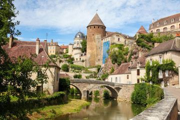 Fototapeta na wymiar Piękne miasto Semur-en-Auxois, Burgundia, Francja
